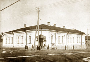 Здание на углу ул. Пушкинской и пр. К. Маркса, 
 в котором располагался Карельский научно-исследовательский институт.
 Фото 1932 г.